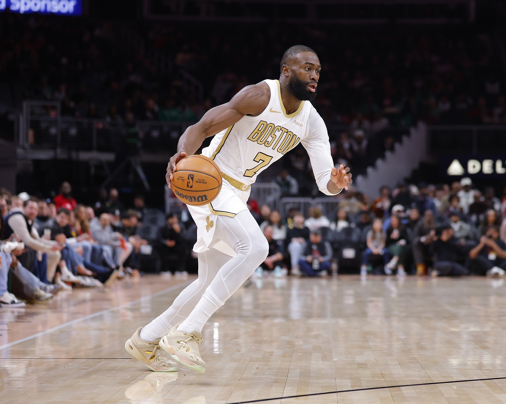 开云-错失绝杀！杰伦·布朗28投11中&amp;关键2罚全铁 空砍32分11板2助1帽